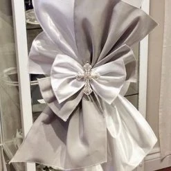 KaterinasDesigns Grey And White Cross Upright Bow Lambatha